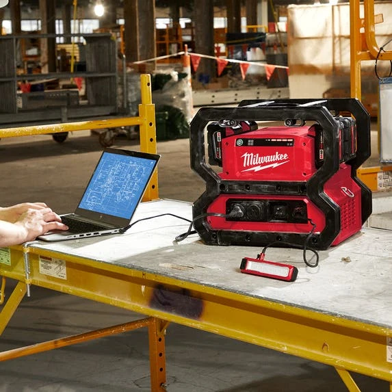Milwaukee Tools Milwaukee M18 CARRY-ON 3600W/1800W Power Supply 2845-20 7 Milwaukee Tools Milwaukee M18 CARRY-ON 3600W/1800W Power Supply 2845-20 - Image 5
