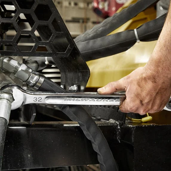 Milwaukee Tools Milwaukee 32MM Metric Ratcheting Combination Wrench 45-96-9332 6 Milwaukee Tools Milwaukee 32MM Metric Ratcheting Combination Wrench 45-96-9332 - Image 4